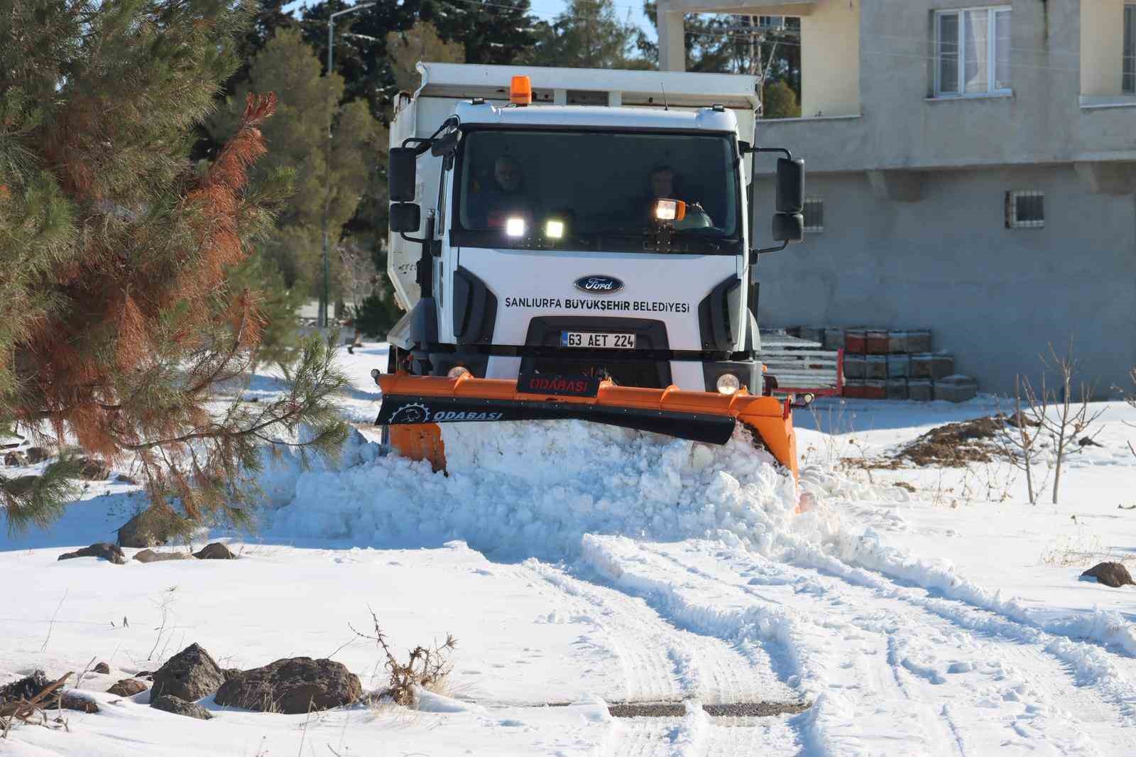 sanliurfada kapanan kirsal mahalle yollari is makineleri ile aciliyor 3 WKlVatzt