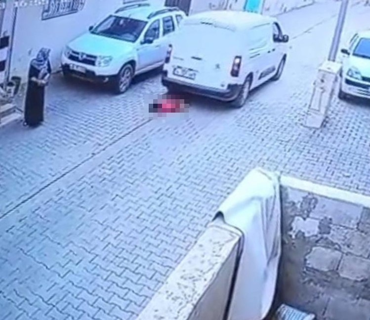 sanliurfada kargo aracinin carptigi 2 yasindaki cocuk hayatini kaybetti feci kaza kamerada 0 qJDCA6G8