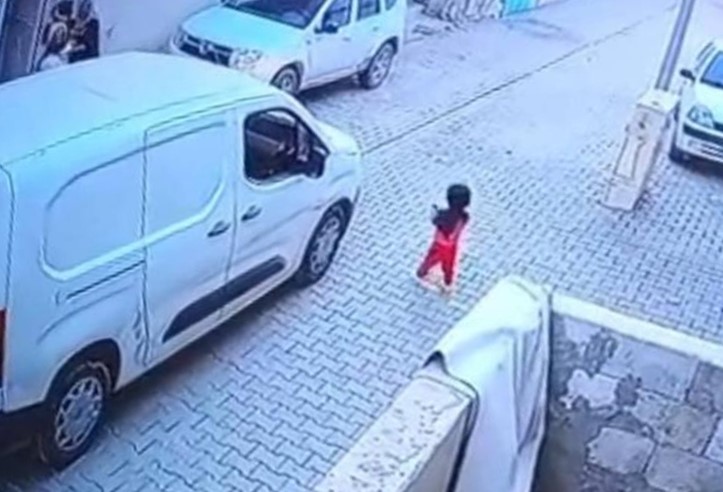 sanliurfada kargo aracinin carptigi 2 yasindaki cocuk hayatini kaybetti feci kaza kamerada 1 qtSvY6I7