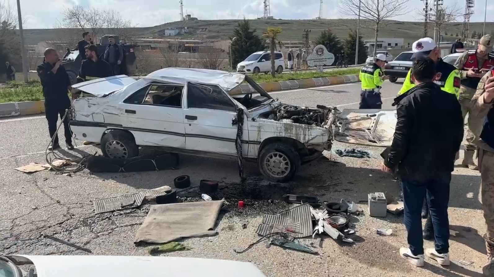 sanliurfada karsi seride gecen otomobil ters dondu 1i agir 3 yarali 0 ZWwKUg9M