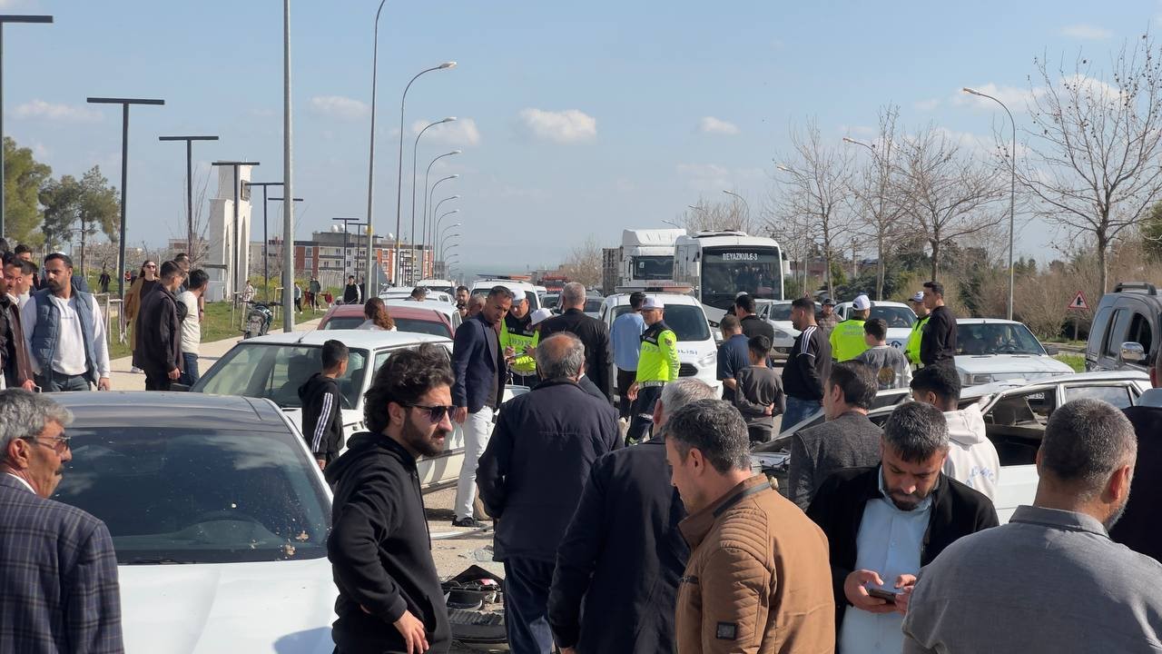 sanliurfada karsi seride gecen otomobil ters dondu 1i agir 3 yarali 2 uaEEZLNE
