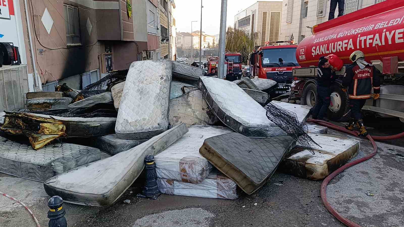 sanliurfada koltuk ve yatak uretimi yapilan atolyede korkutan yangin 5 mI3RkQgK