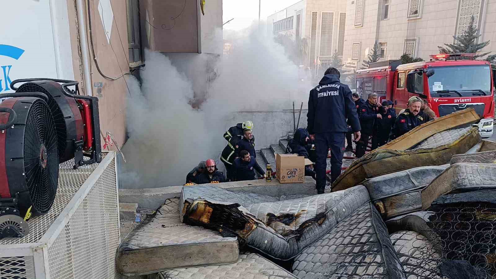 sanliurfada koltuk ve yatak uretimi yapilan atolyede korkutan yangin 6 NJp1Ypca