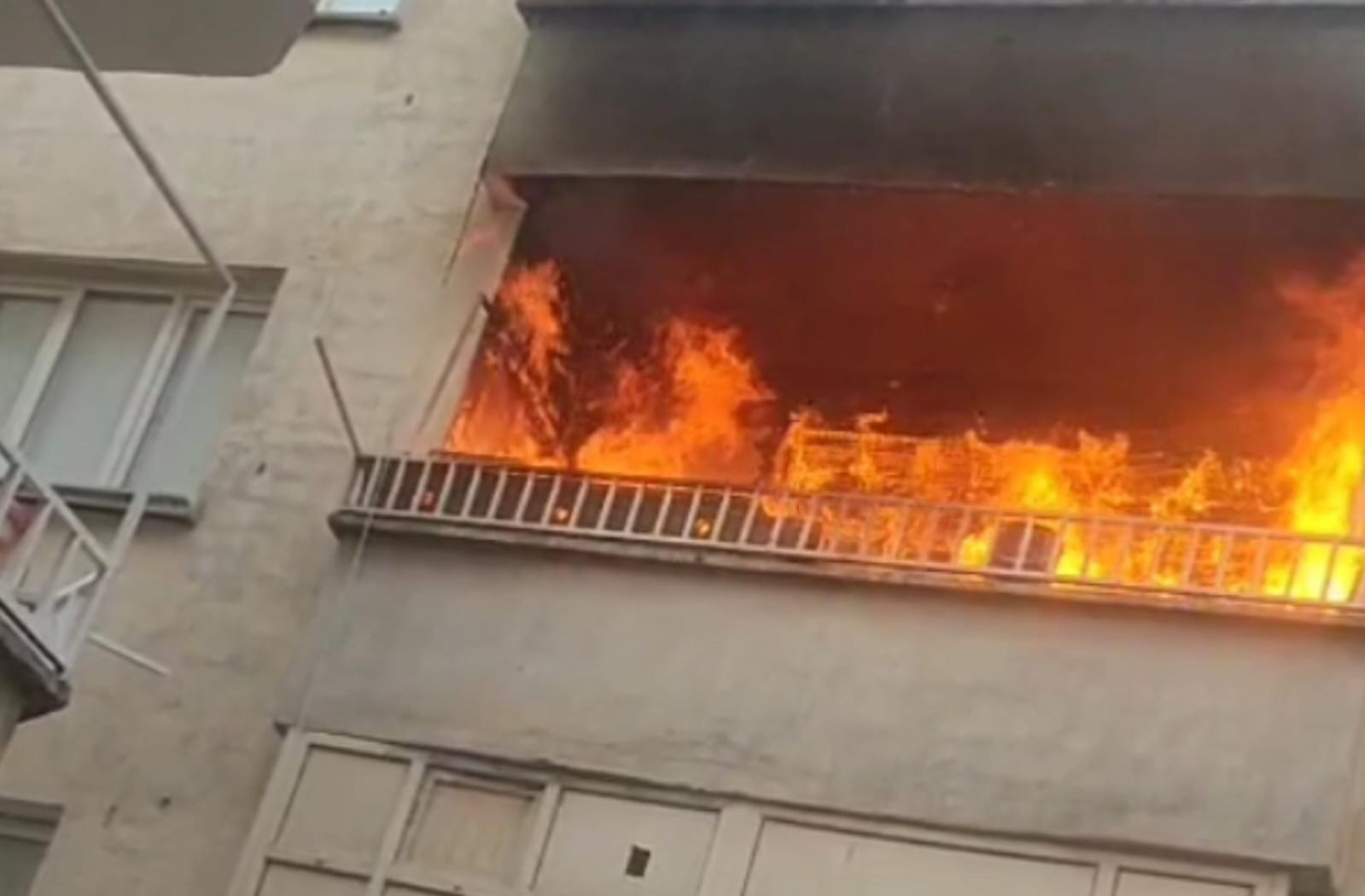 sanliurfada korkutan yangin apartman dairesi alev alev yandi 3 cjfCOiOH