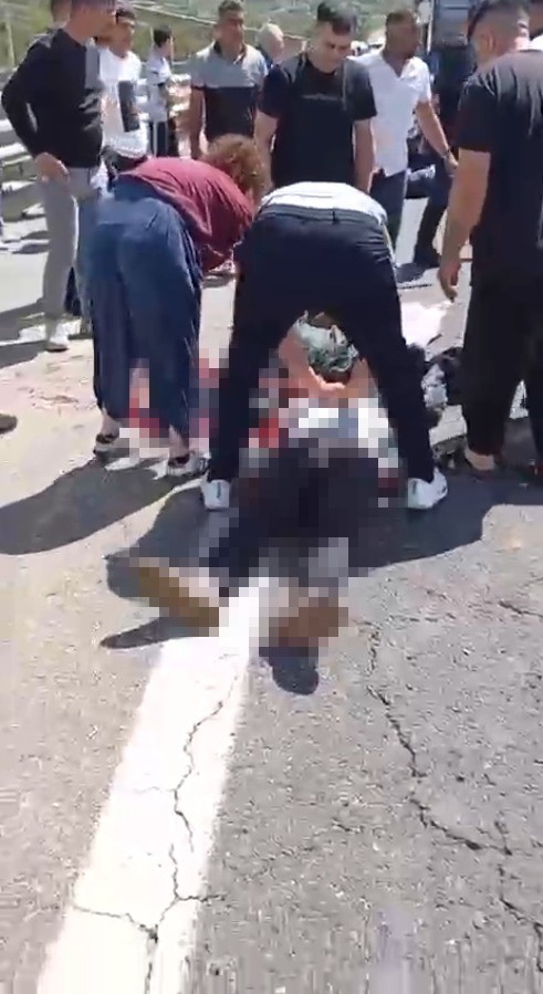 Şanlıurfa’da kurbanlık yüklü kamyonet devrildi: 1 ölü, 1 yaralı 5 sanliurfada kurbanlik yuklu kamyonet devrildi 1 olu 1 yarali 1 ZcYkBUFX