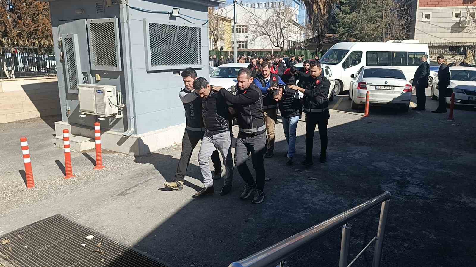 sanliurfada kuyumcu soygununda 6 supheli adliyeye sevk edildi 0 pq6VXEn5