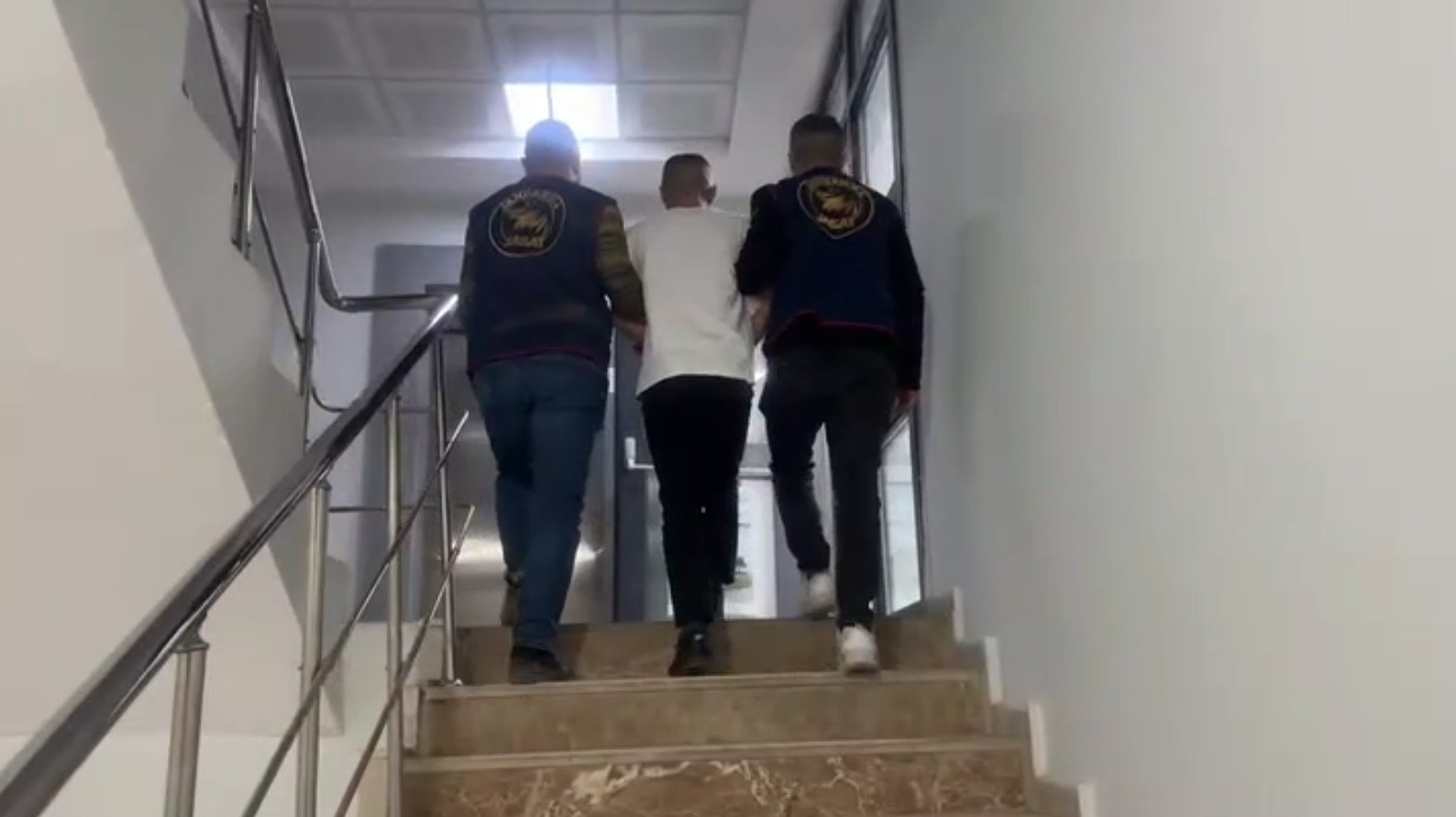 sanliurfada kuyumcuda hirsizlik ani kameraya yansidi 2 qd99i7aH
