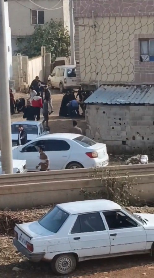 sanliurfada meydan savasina donen kavgada 1 kisinin silahla vurulma ani kamerada 2 BWqOCf7Y