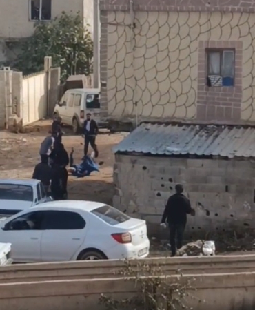 sanliurfada-meydan-savasina-donen-kavgada-1-kisinin-silahla-vurulma-ani-kamerada-Qig3LhqM.jpg