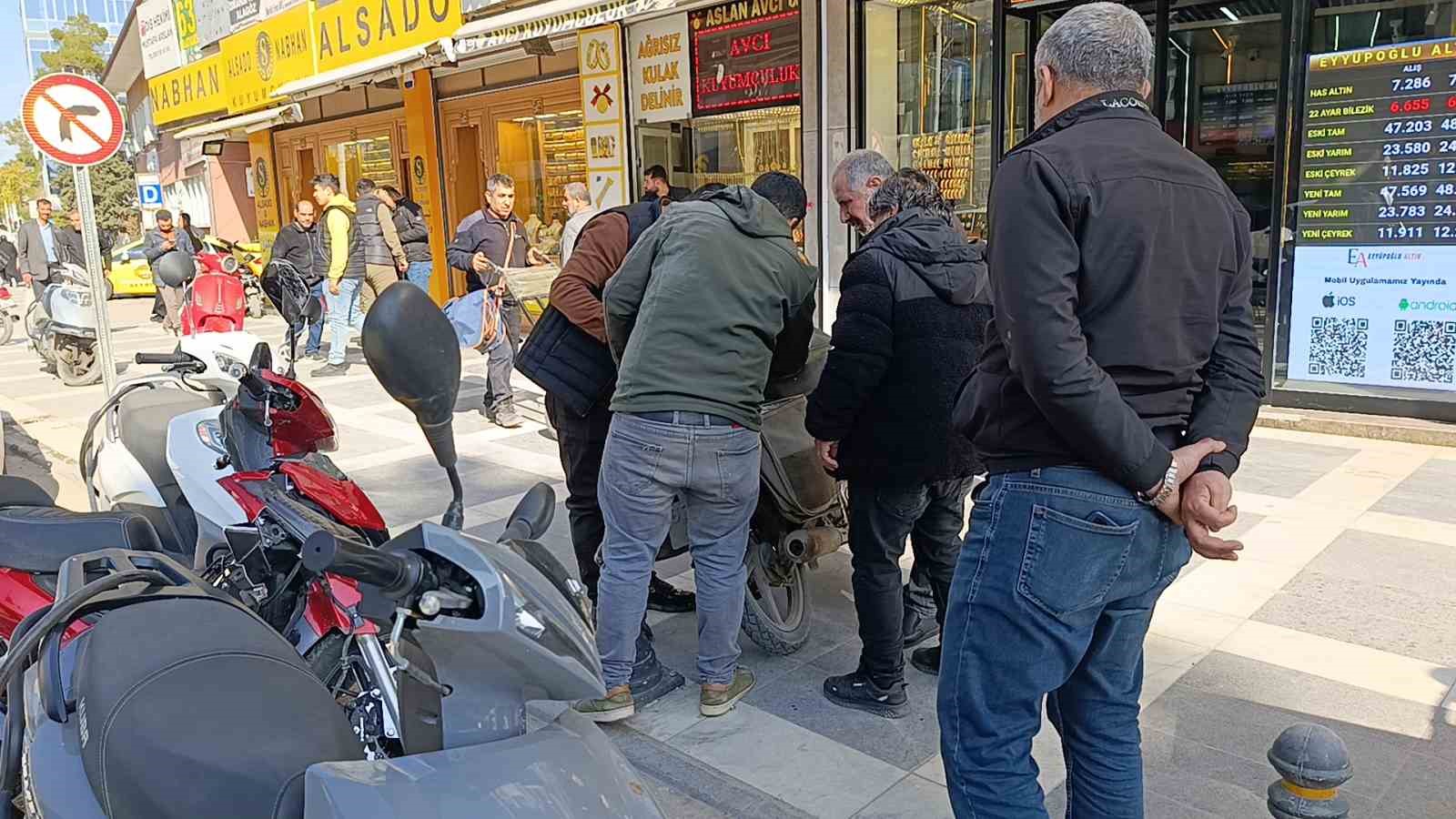 sanliurfada motosikletler carpisti suruculer yaralandi 4