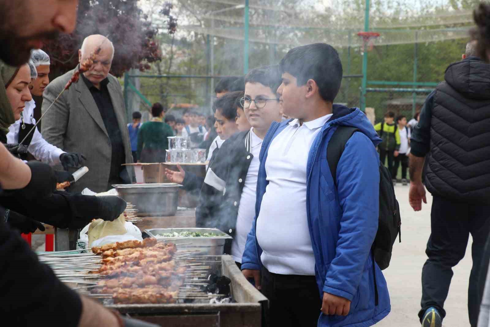 Şanlıurfa’da öğrencilere moral kebabı 5 sanliurfada ogrencilere moral kebabi 1 WpSwLclg