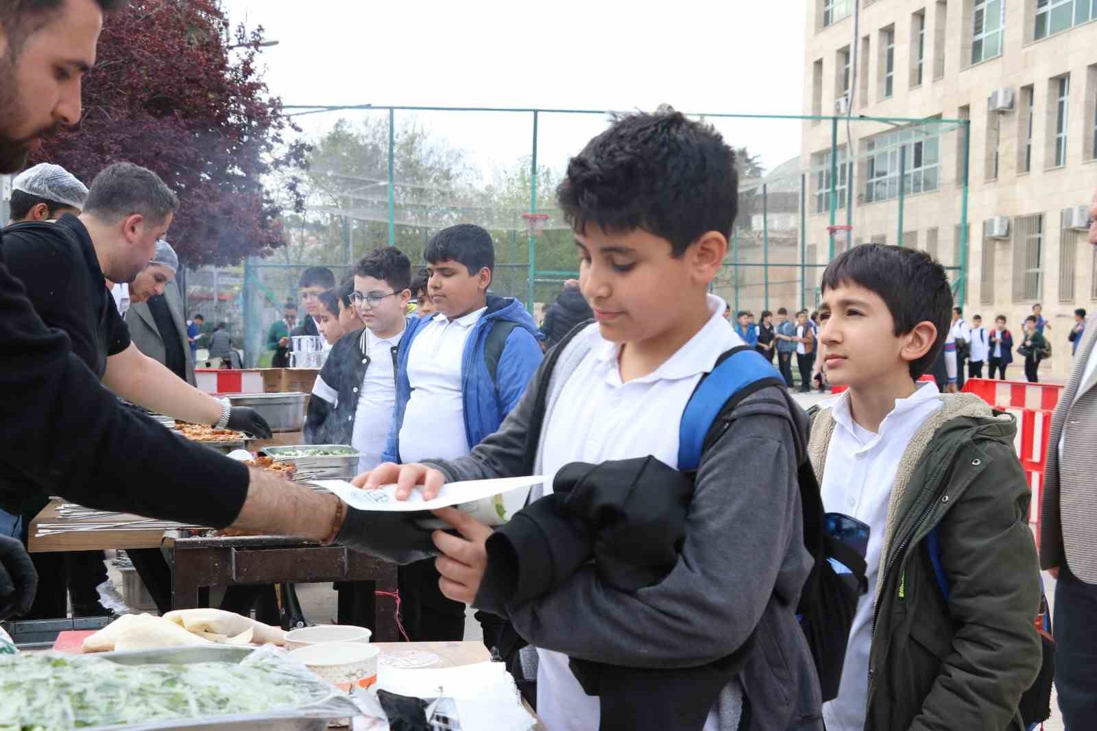 Şanlıurfa’da öğrencilere moral kebabı 6 sanliurfada ogrencilere moral kebabi 2 I5IBg9uS