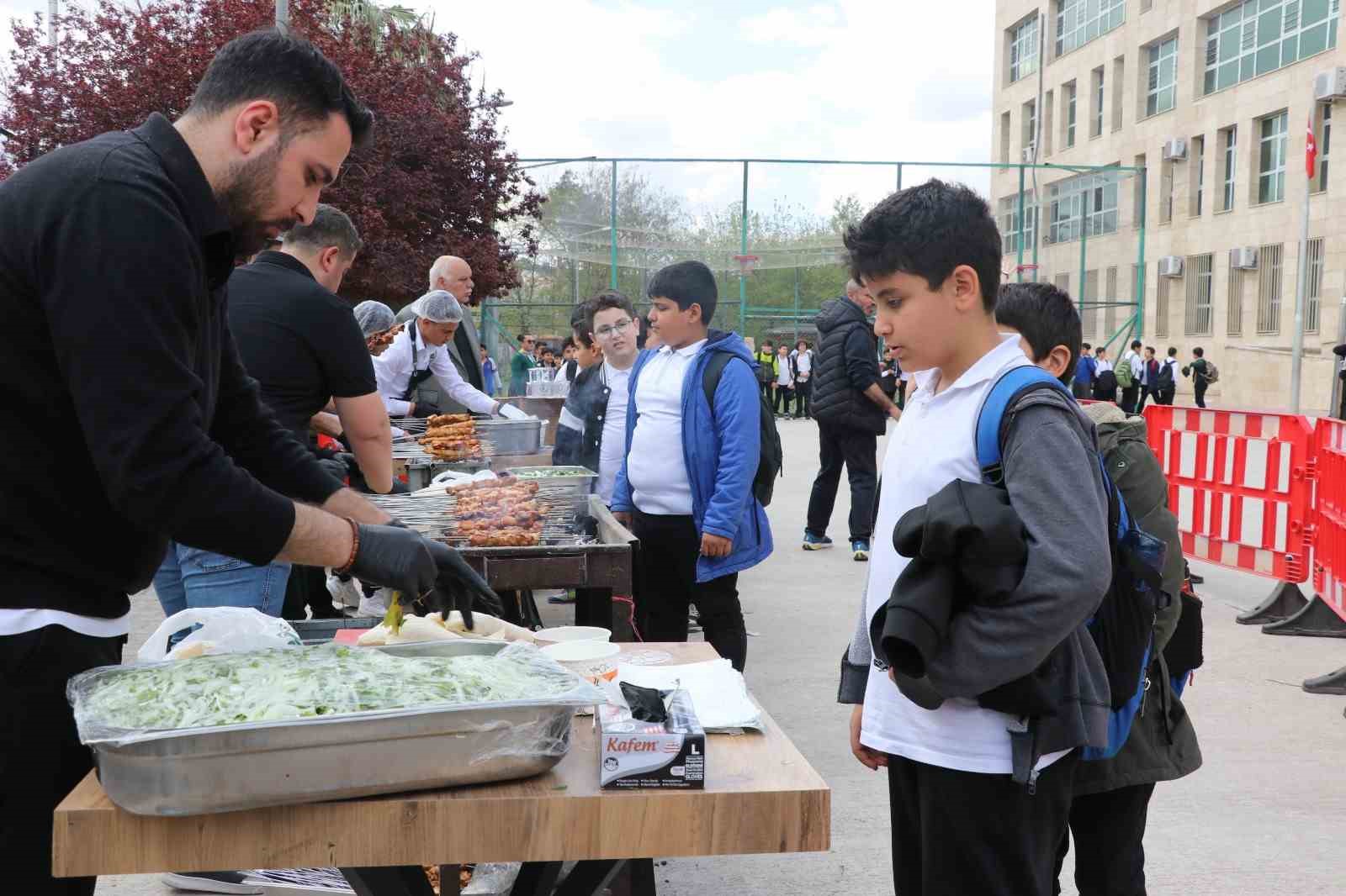 Şanlıurfa’da öğrencilere moral kebabı 8 sanliurfada ogrencilere moral kebabi 4 TIpwI3dK