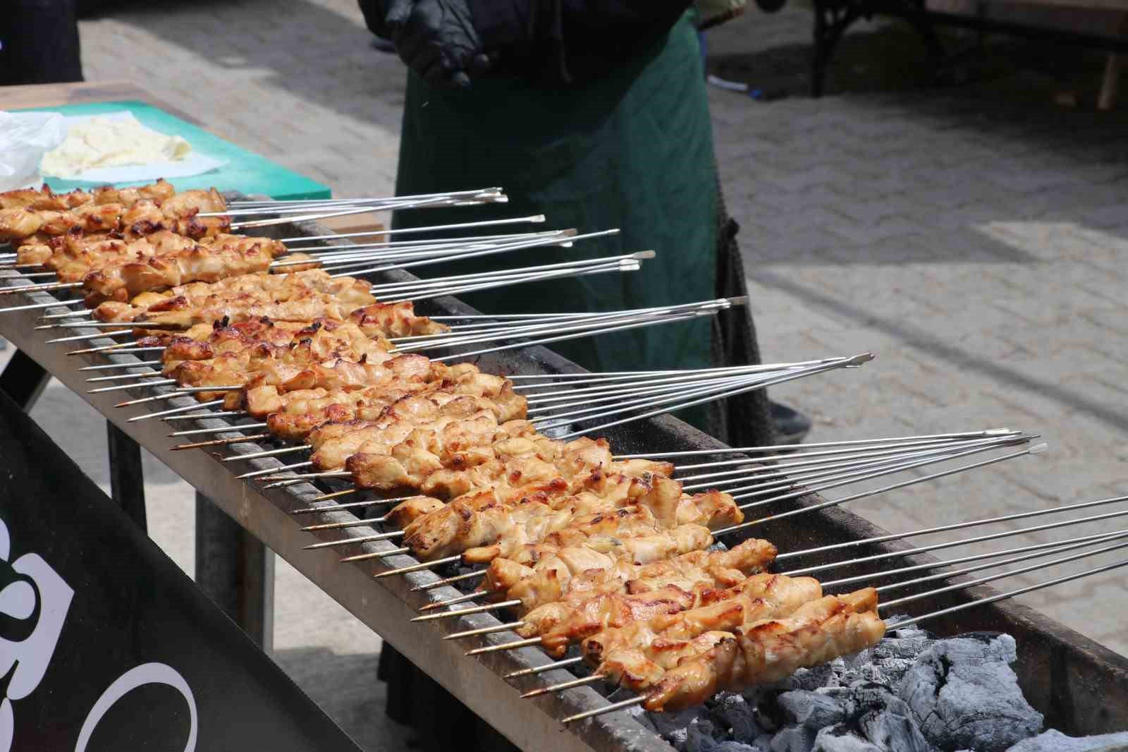 Şanlıurfa’da öğrencilere moral kebabı 10 sanliurfada ogrencilere moral kebabi 6 K1ZF9zWG