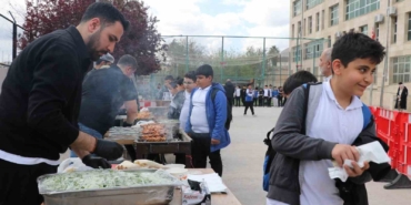 sanliurfada-ogrencilere-moral-kebabi-Hnqk5GXm.jpg