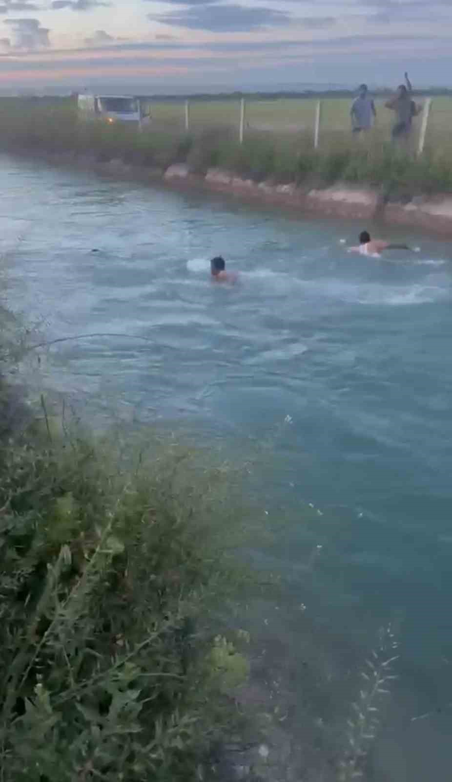 sanliurfada otomobil sulama kanalina devrildi 2 kadini vatandaslar kurtardi 1 NOGmL4bR