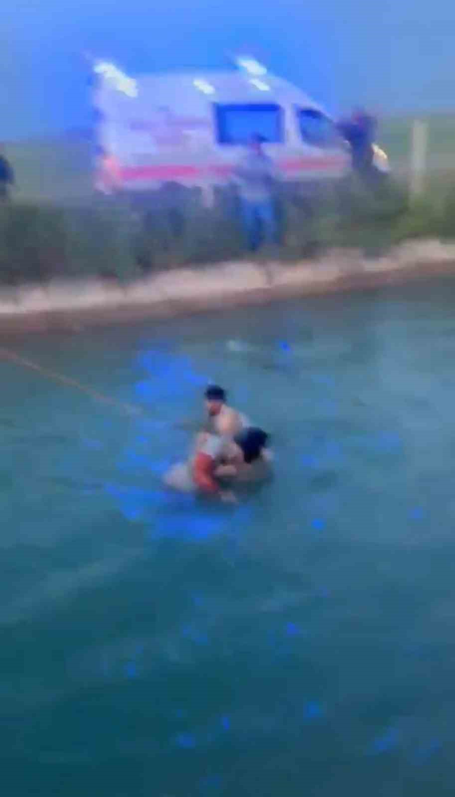 sanliurfada otomobil sulama kanalina devrildi 2 kadini vatandaslar kurtardi 2 EQQRRp2O
