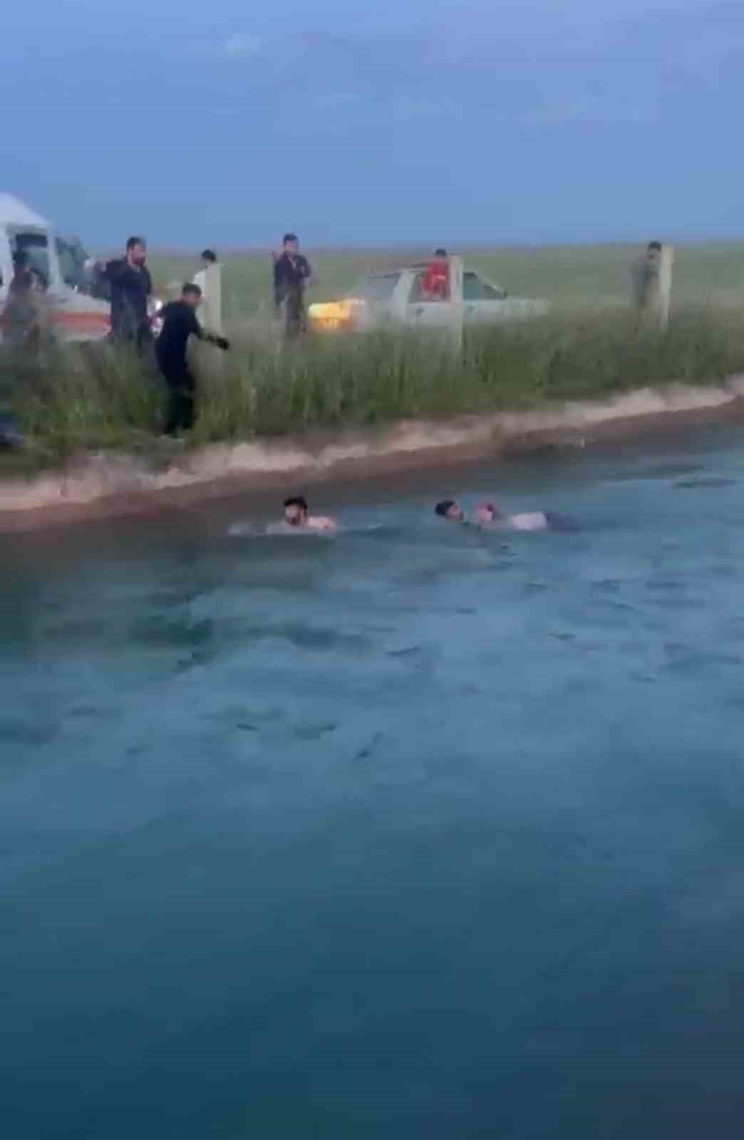 sanliurfada otomobil sulama kanalina devrildi 2 kadini vatandaslar kurtardi 3 Tu78rctX
