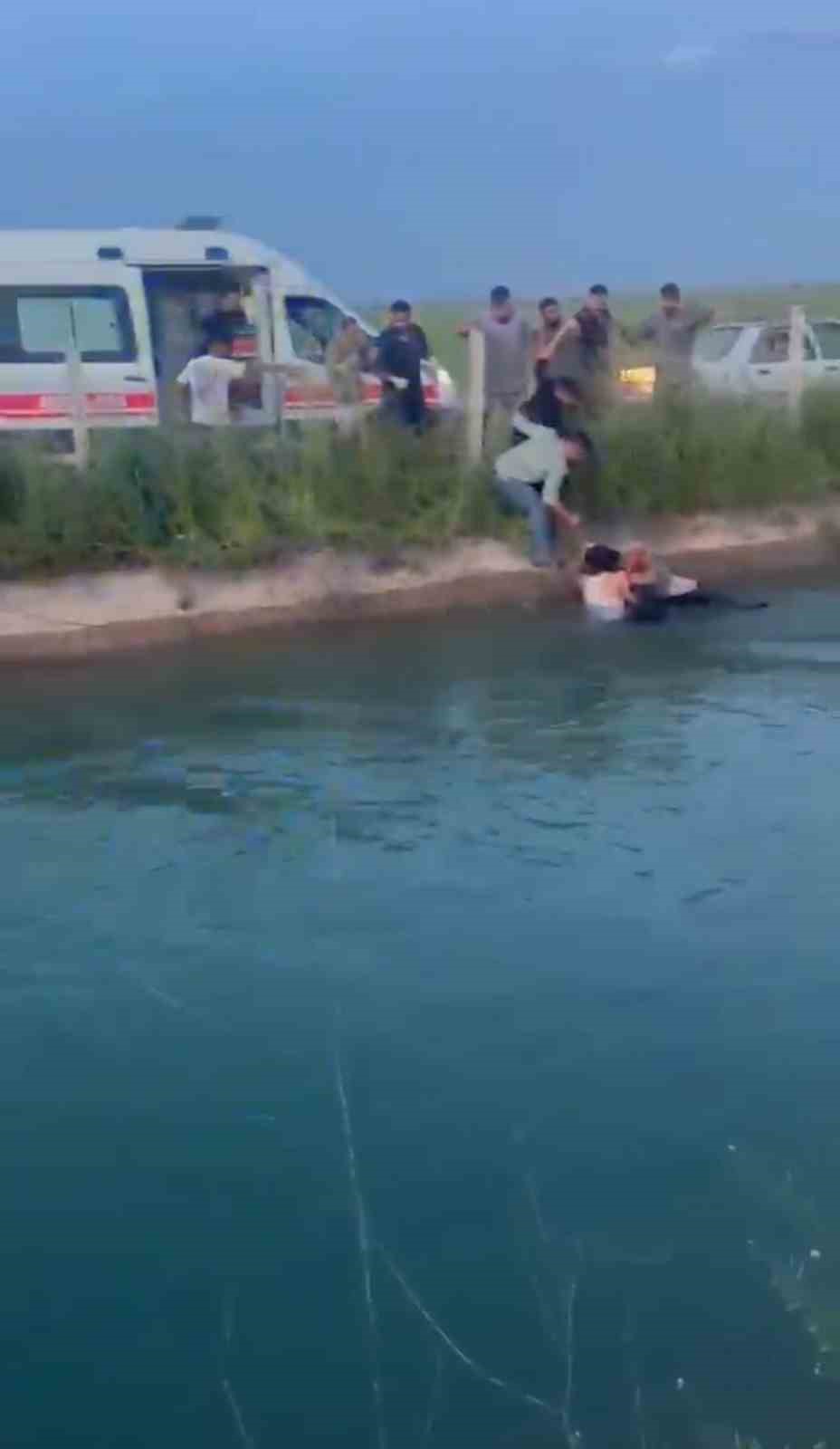 sanliurfada otomobil sulama kanalina devrildi 2 kadini vatandaslar kurtardi 4 JTtwAmMj