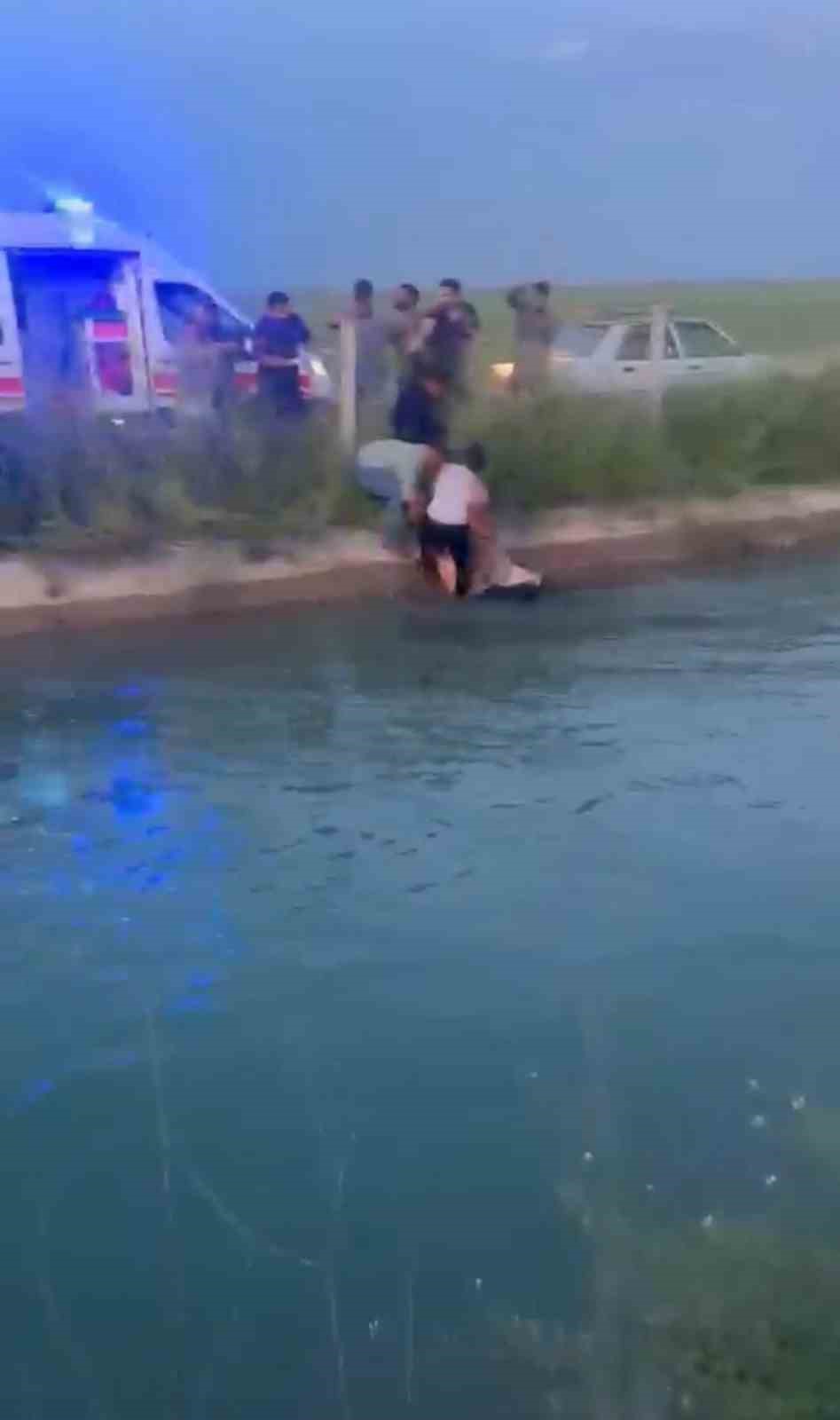 sanliurfada otomobil sulama kanalina devrildi 2 kadini vatandaslar kurtardi 5 fimeyYIv