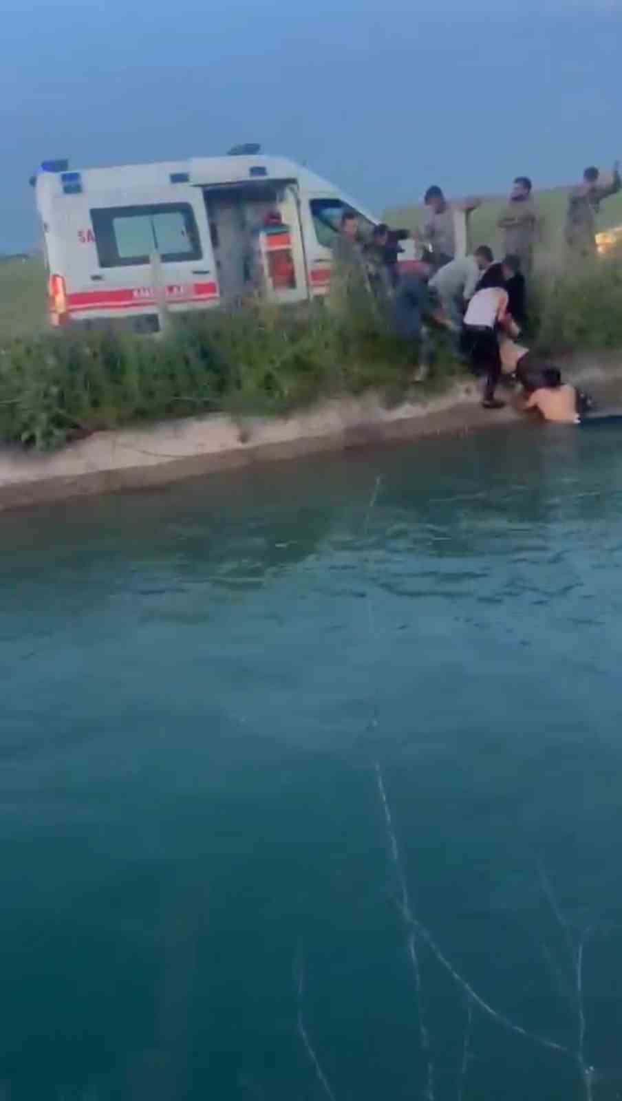 sanliurfada otomobil sulama kanalina devrildi 2 kadini vatandaslar kurtardi 6 QsHhDkC7