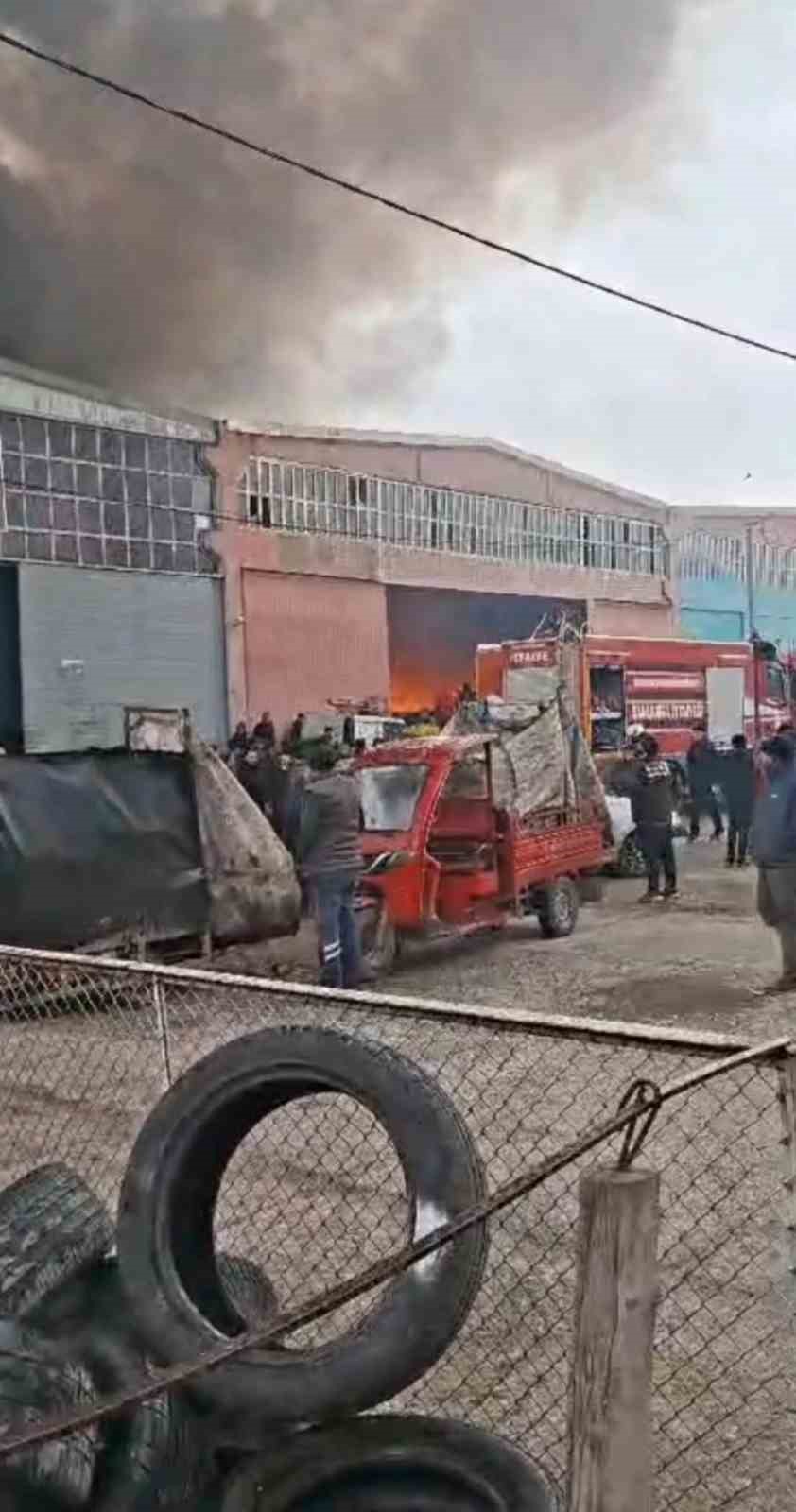 sanliurfada otomotiv deposunda korkutan yangin 7 d3716aQv
