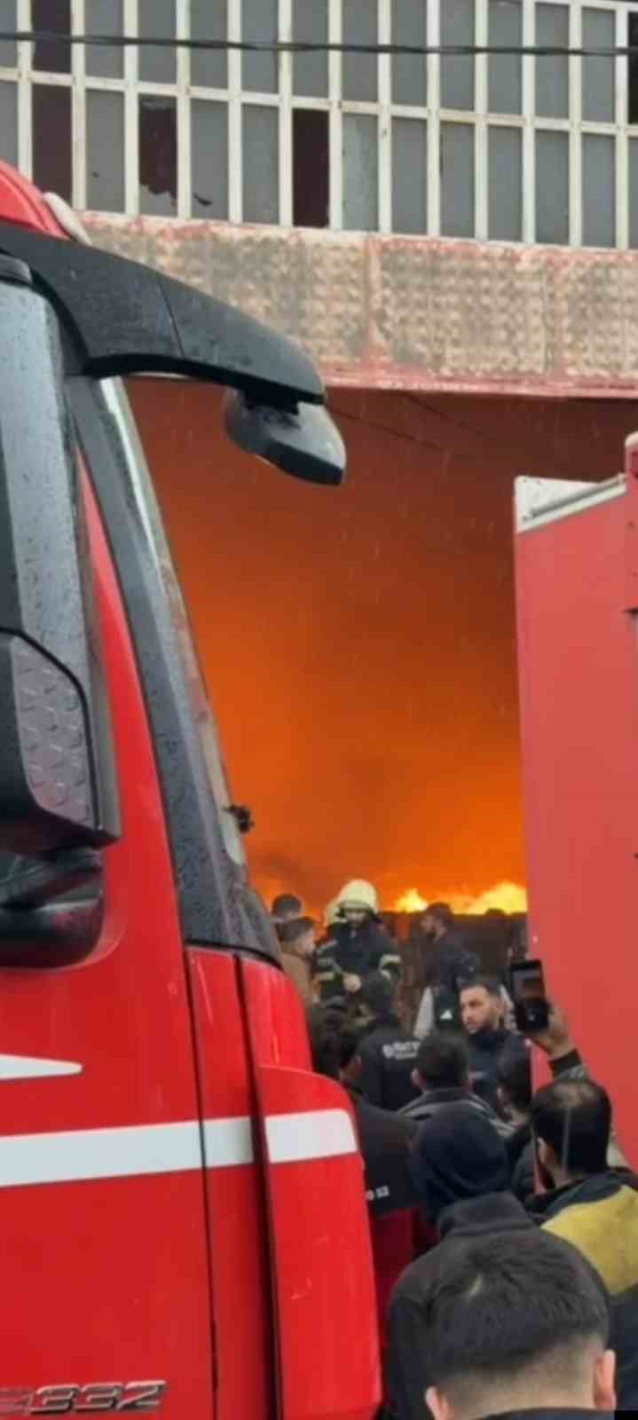 sanliurfada otomotiv deposunda korkutan yangin 8 Z2yyEbPf
