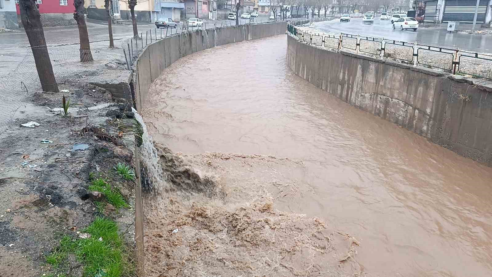sanliurfada saganak yagis cadde ve sokaklari gole cevirdi 0 BlAKRUCh