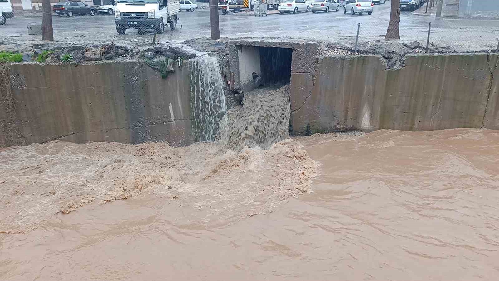 sanliurfada saganak yagis cadde ve sokaklari gole cevirdi 1 QaOFb4By