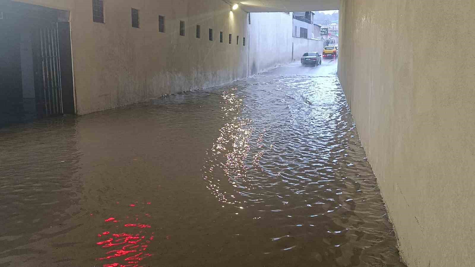 sanliurfada saganak yagis cadde ve sokaklari gole cevirdi 2 Atc8lcPE