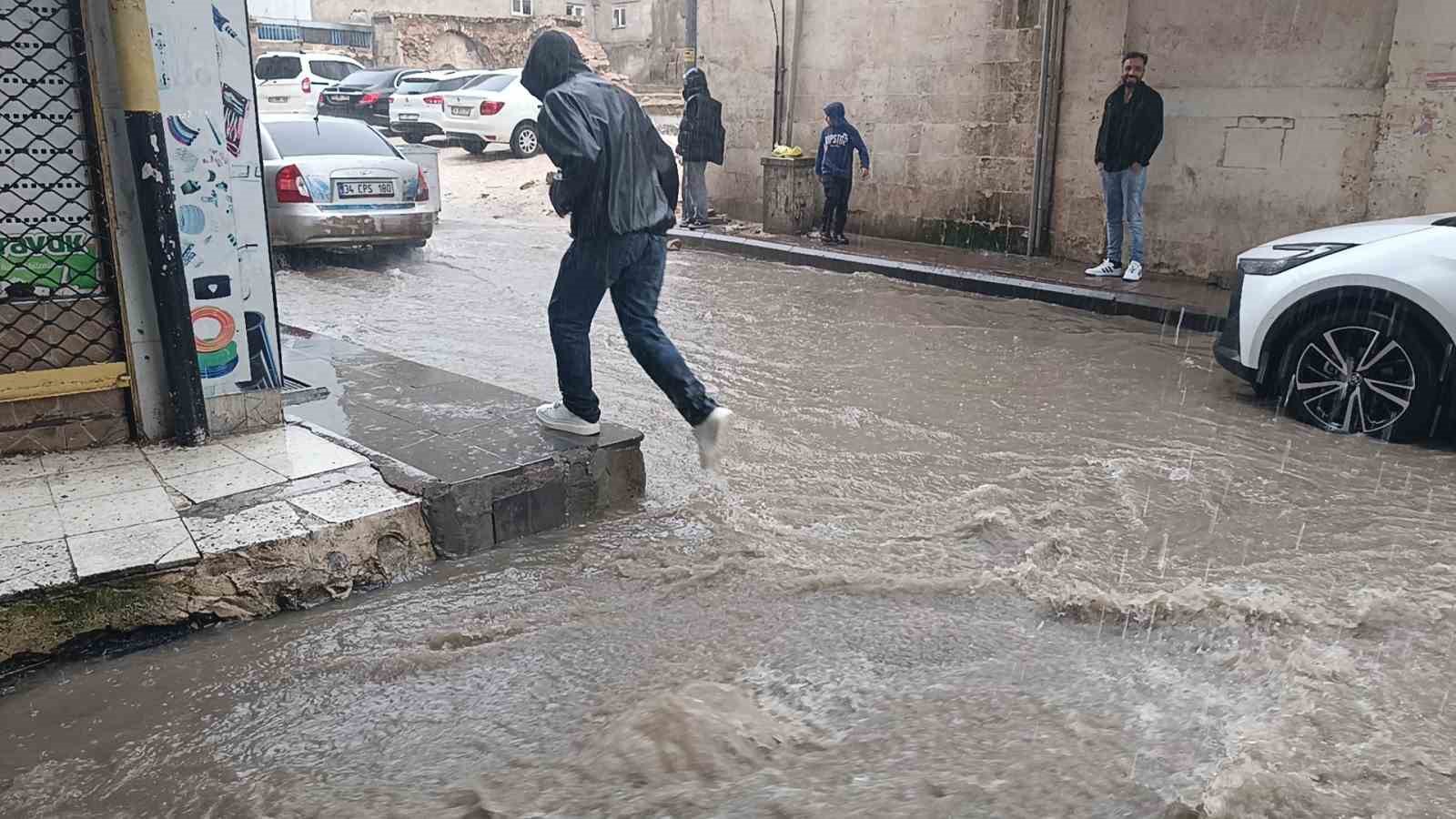 sanliurfada saganak yagis cadde ve sokaklari gole cevirdi 3 XHr8L8ZI