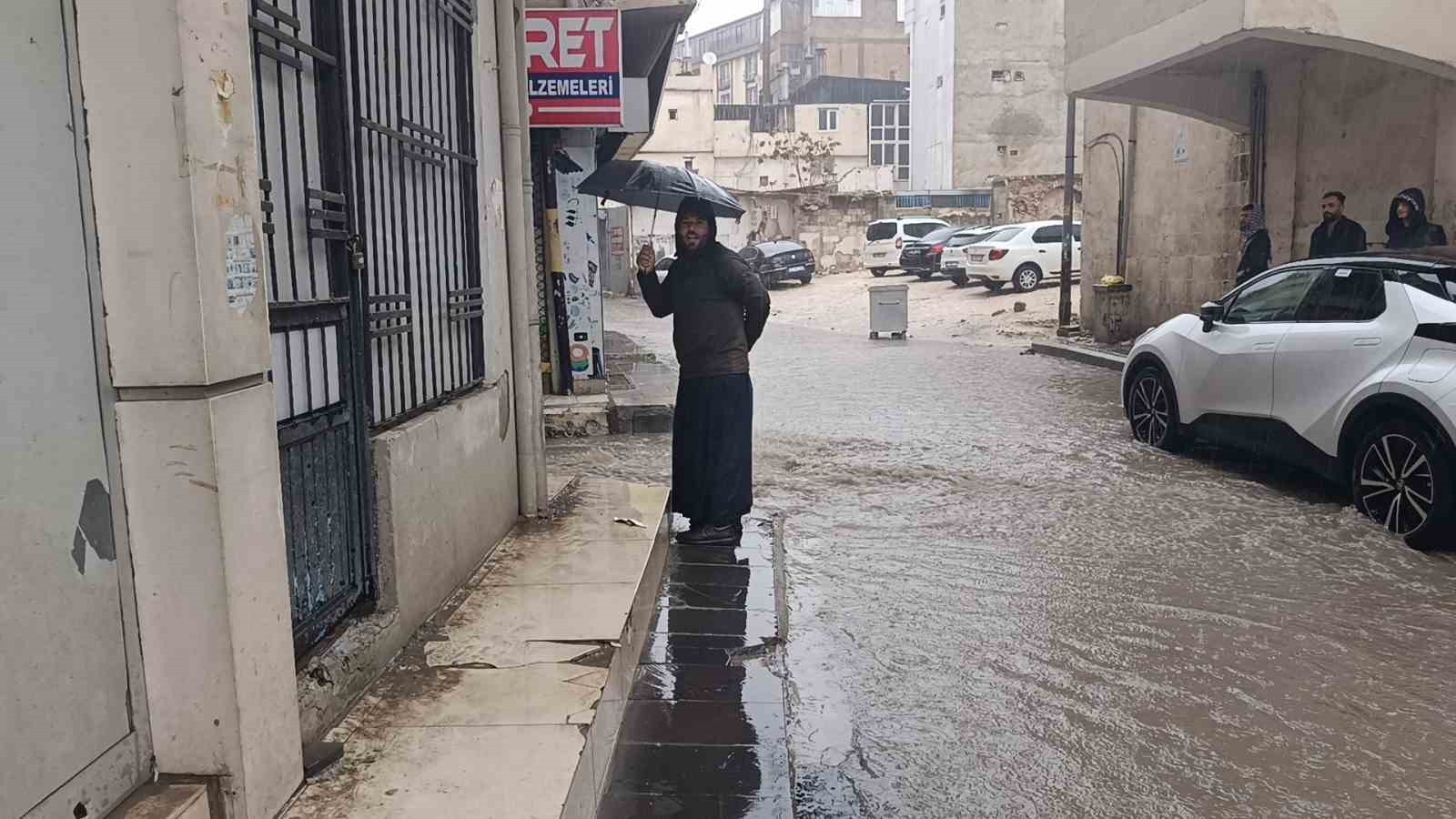 sanliurfada saganak yagis cadde ve sokaklari gole cevirdi 5