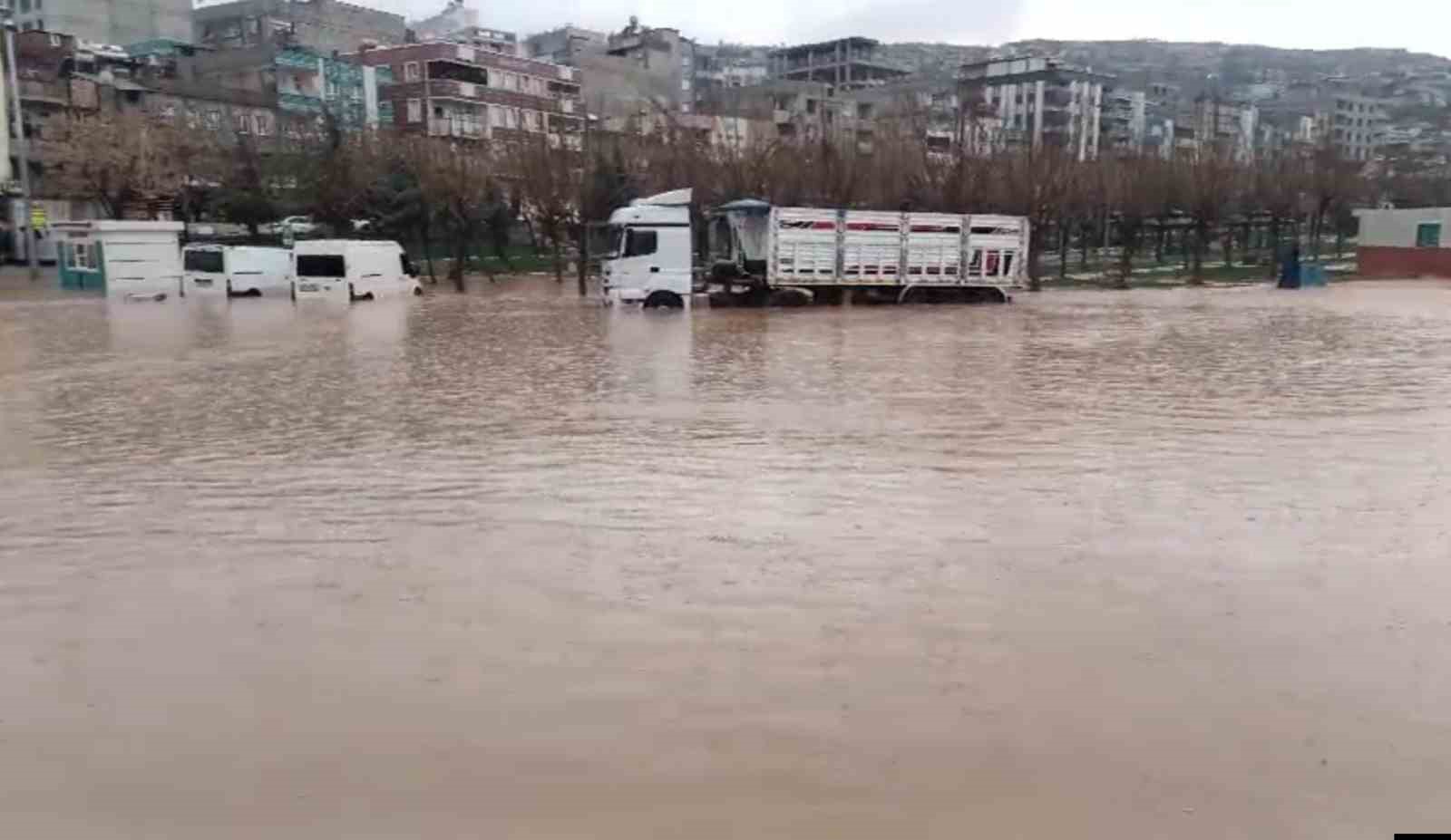 sanliurfada saganak yagis sele donustu ev ve oteli su basti 0 iiSQBzUI