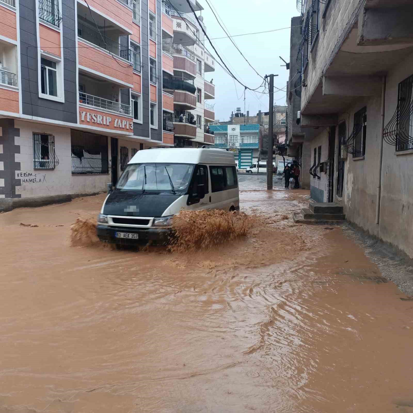 sanliurfada saganak yagis sele donustu ev ve oteli su basti 2