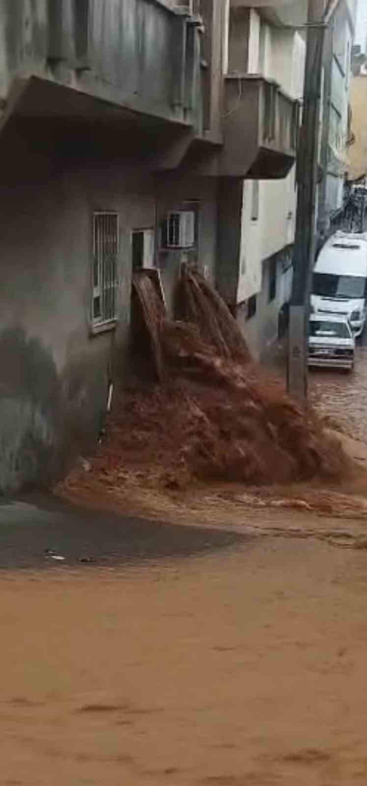 sanliurfada saganak yagis sele donustu ev ve oteli su basti 3