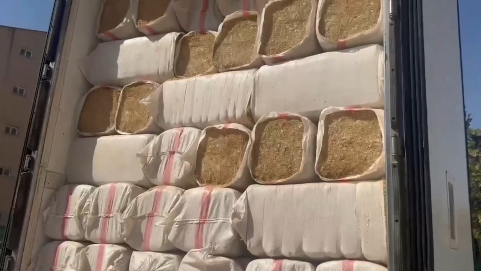 sanliurfada saman balyalari arasinda 40 bin paket kacak sigara ele gecirildi 1 uvH1ISRJ