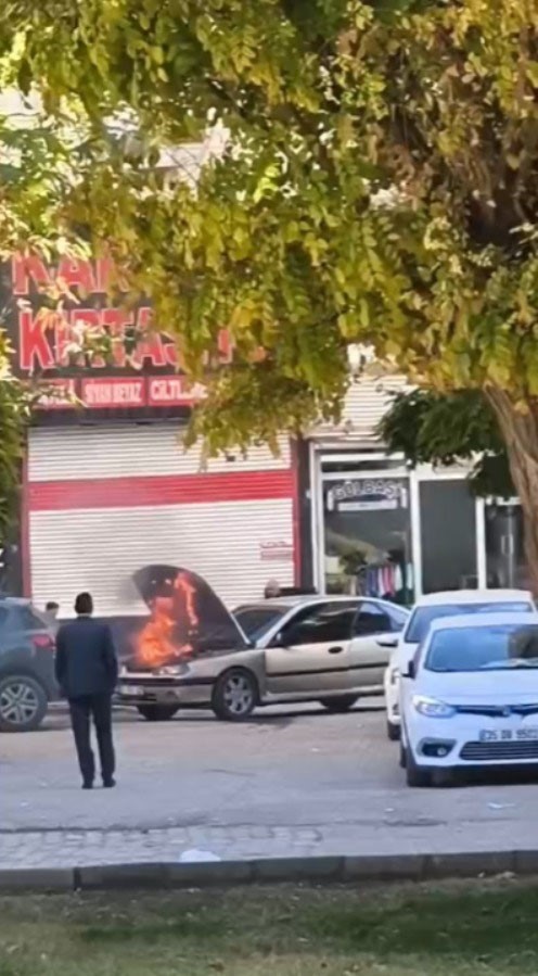 sanliurfada seyir halindeki aracta yangin panigi 2 dHcaHEUn