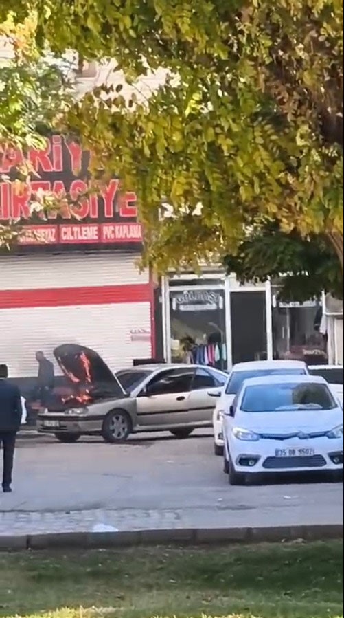 sanliurfada seyir halindeki aracta yangin panigi 3