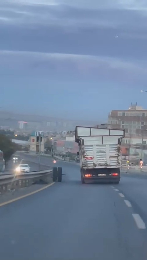 sanliurfada seyir halindeki kamyonun dingili koptu tekerlekler yolda ilerledi 0 GY7zpLCF