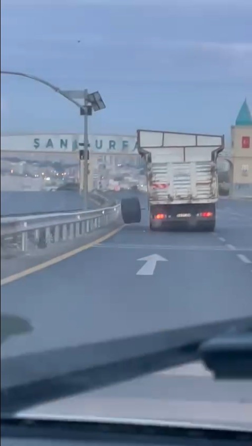 sanliurfada seyir halindeki kamyonun dingili koptu tekerlekler yolda ilerledi 1 QAfD7dzU