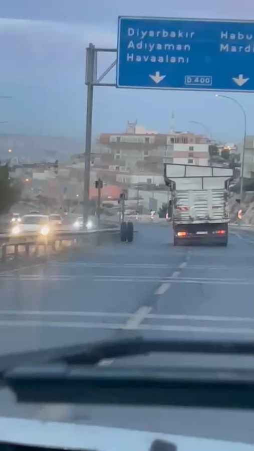 sanliurfada seyir halindeki kamyonun dingili koptu tekerlekler yolda ilerledi 2 hZDGNjnk