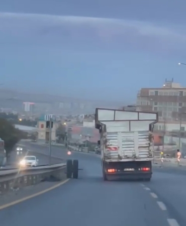 sanliurfada-seyir-halindeki-kamyonun-dingili-koptu-tekerlekler-yolda-ilerledi-G6VwG5Be.jpg