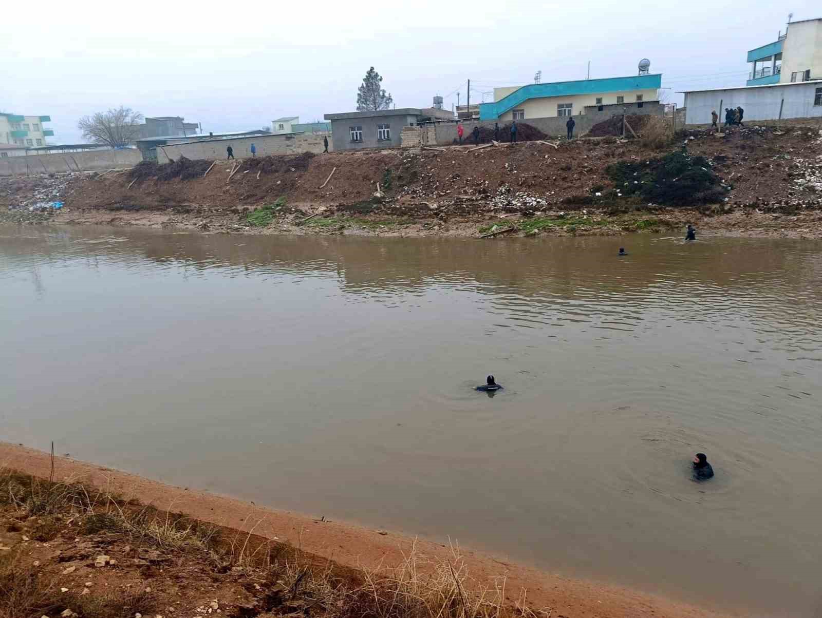 sanliurfada sulama kanalina dusen otomobilin surucusunu arama calismalari suruyor 0 Z4Jje49Q