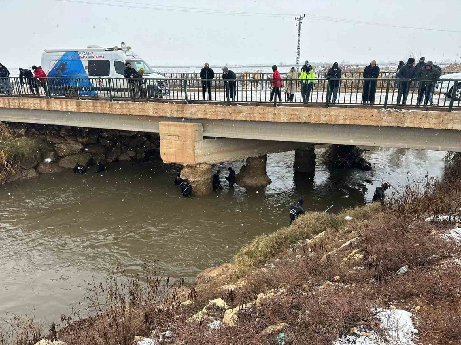 sanliurfada sulama kanalina dusen otomobilin surucusunu arama calismalari suruyor 4 TmDsThUS