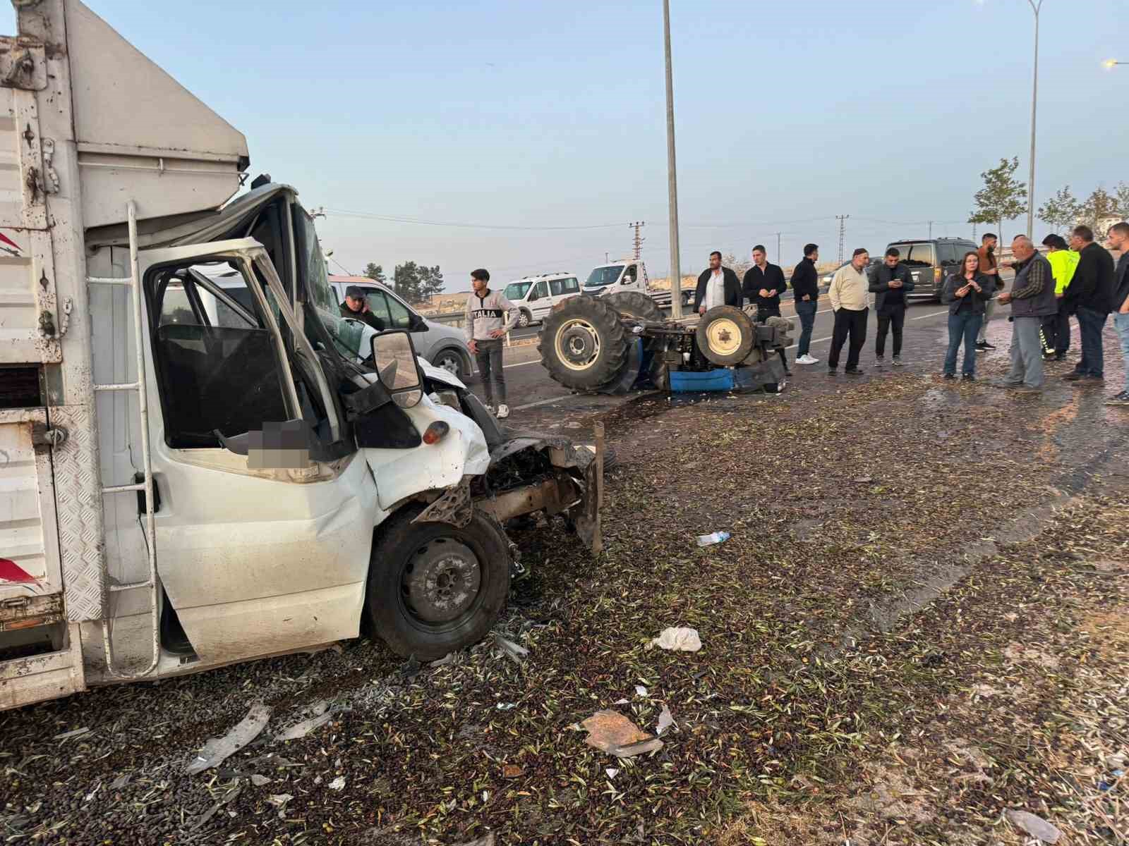 sanliurfada traktor ile kamyonet carpisti 2 yarali 0 ujDGwwf9