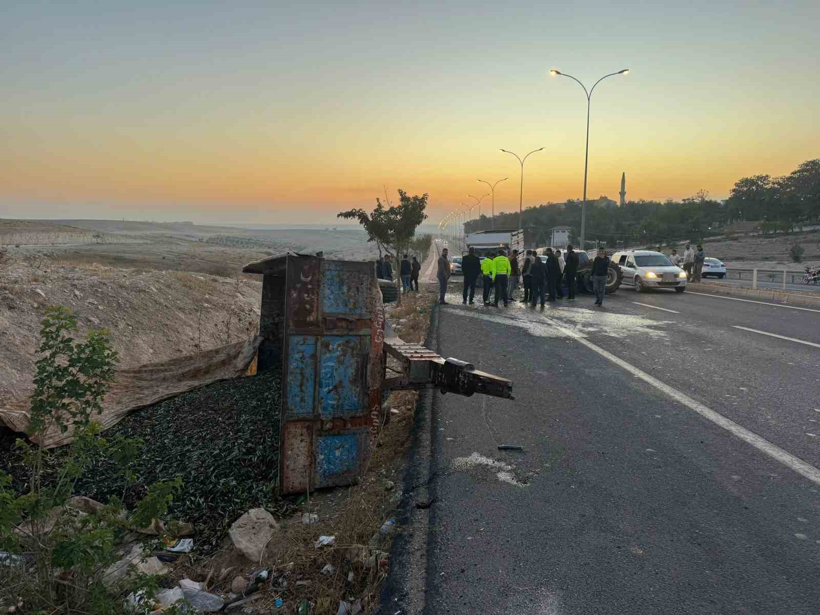 sanliurfada traktor ile kamyonet carpisti 2 yarali 1 lEQPMGh8