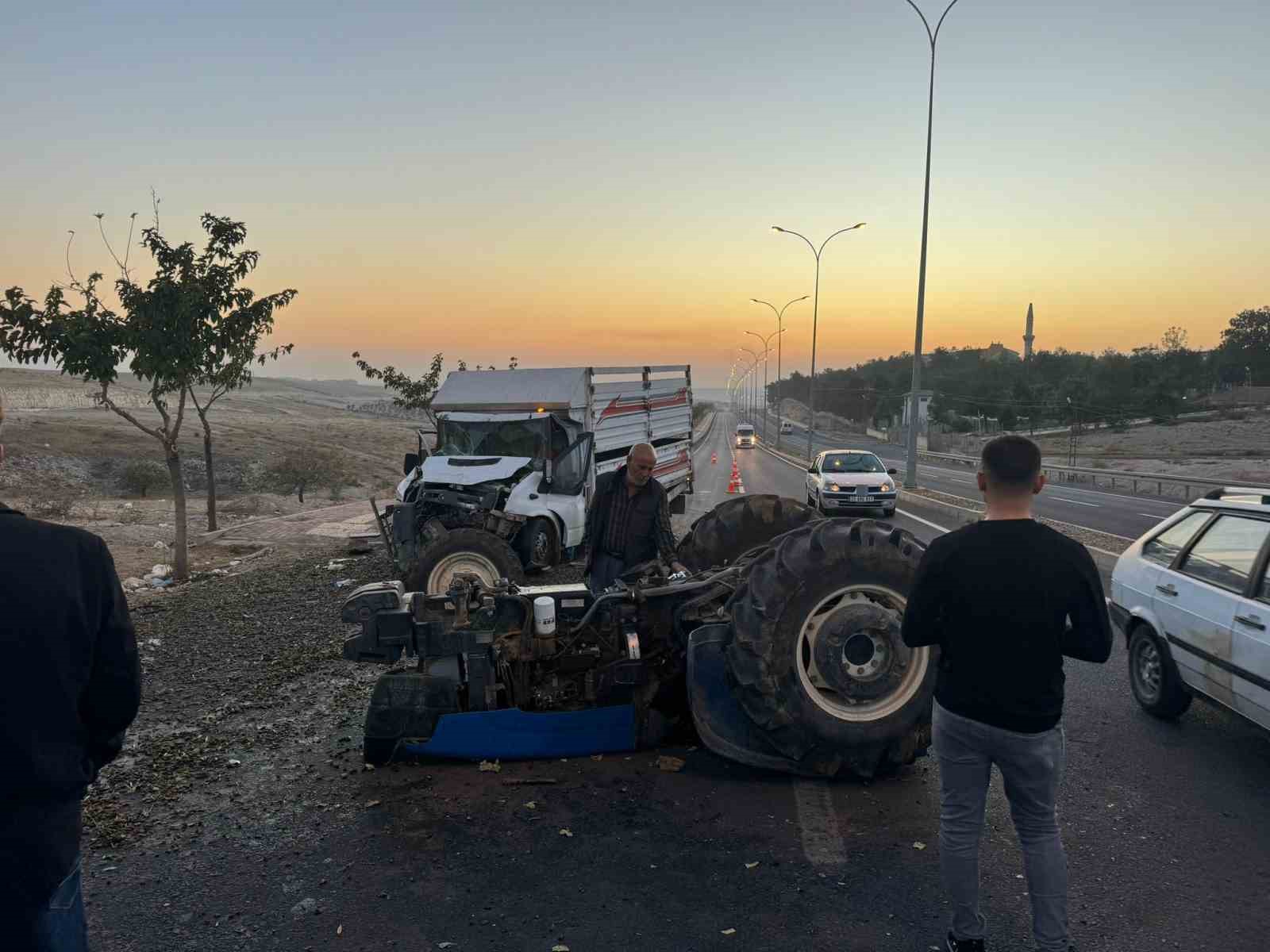 sanliurfada traktor ile kamyonet carpisti 2 yarali 2 6eNkHuk8