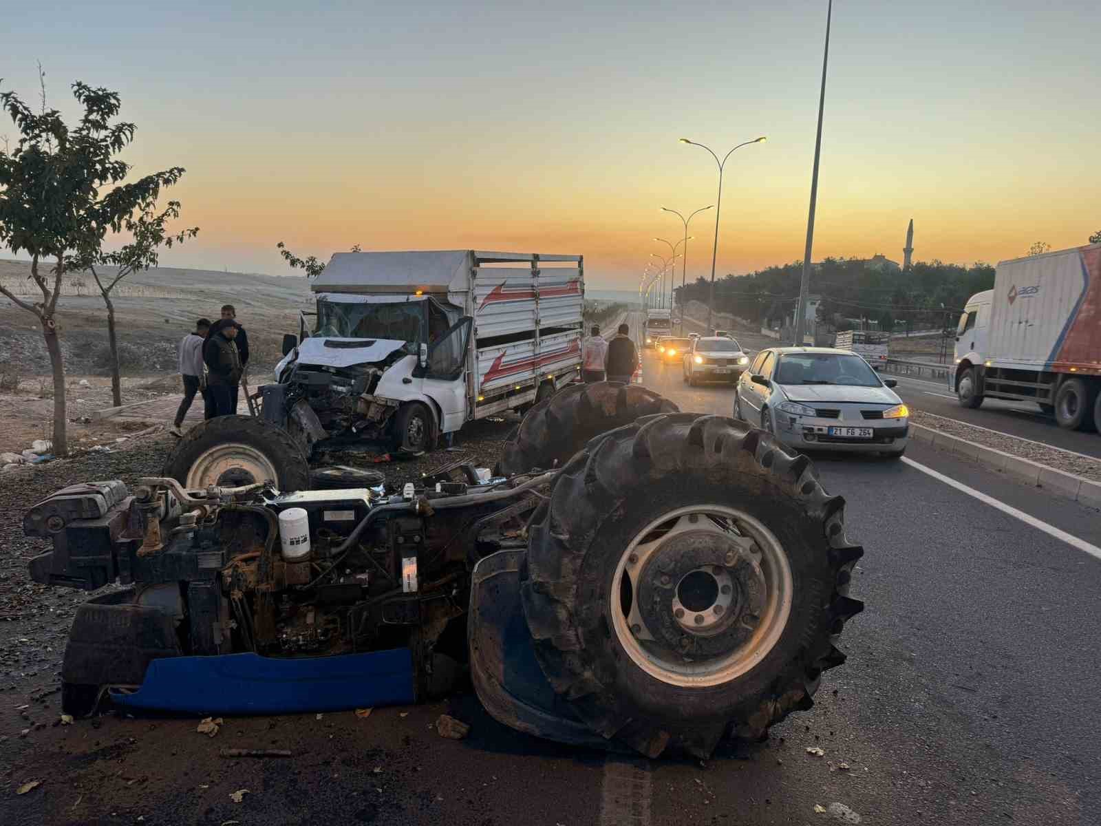sanliurfada traktor ile kamyonet carpisti 2 yarali 3 9dGzN6Ck