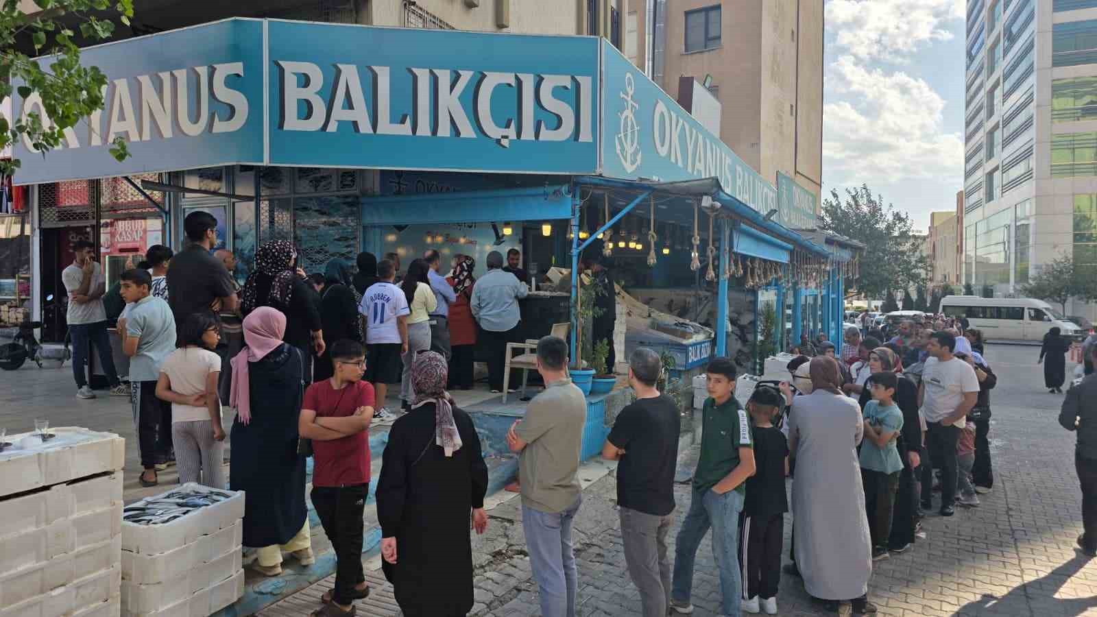 Şanlıurfa’da ucuz hamsi kuyruğu 4 sanliurfada ucuz hamsi kuyrugu 0 LlTR7qOc