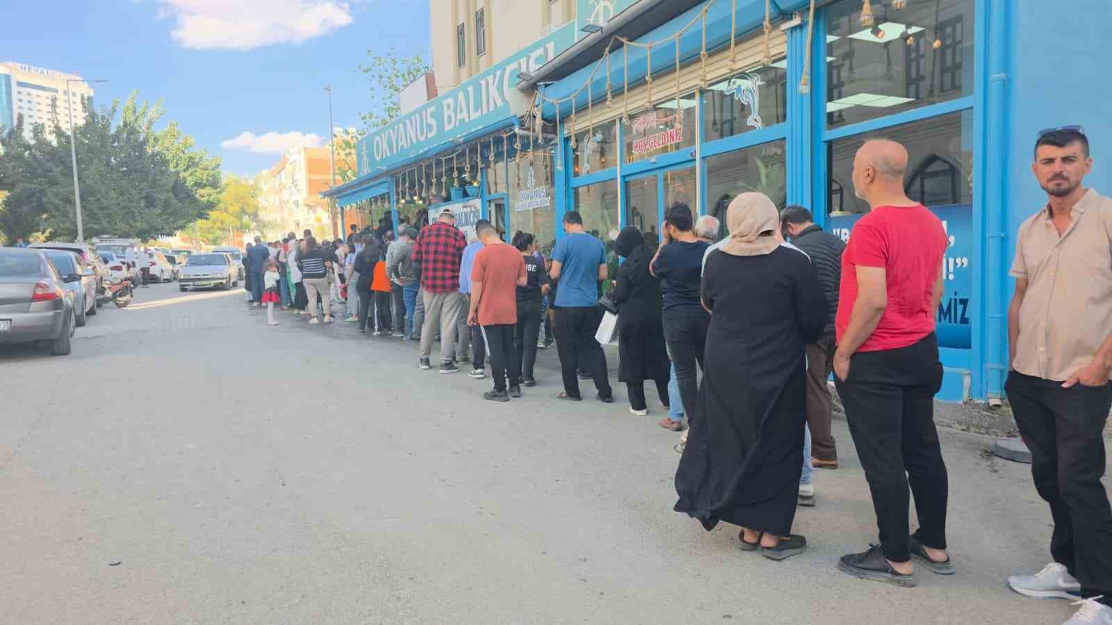 Şanlıurfa’da ucuz hamsi kuyruğu 6 sanliurfada ucuz hamsi kuyrugu 2